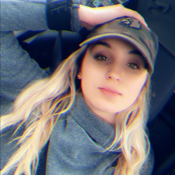 Hey everyone! Hope you love my closet 💕 - Picture 3 of 4